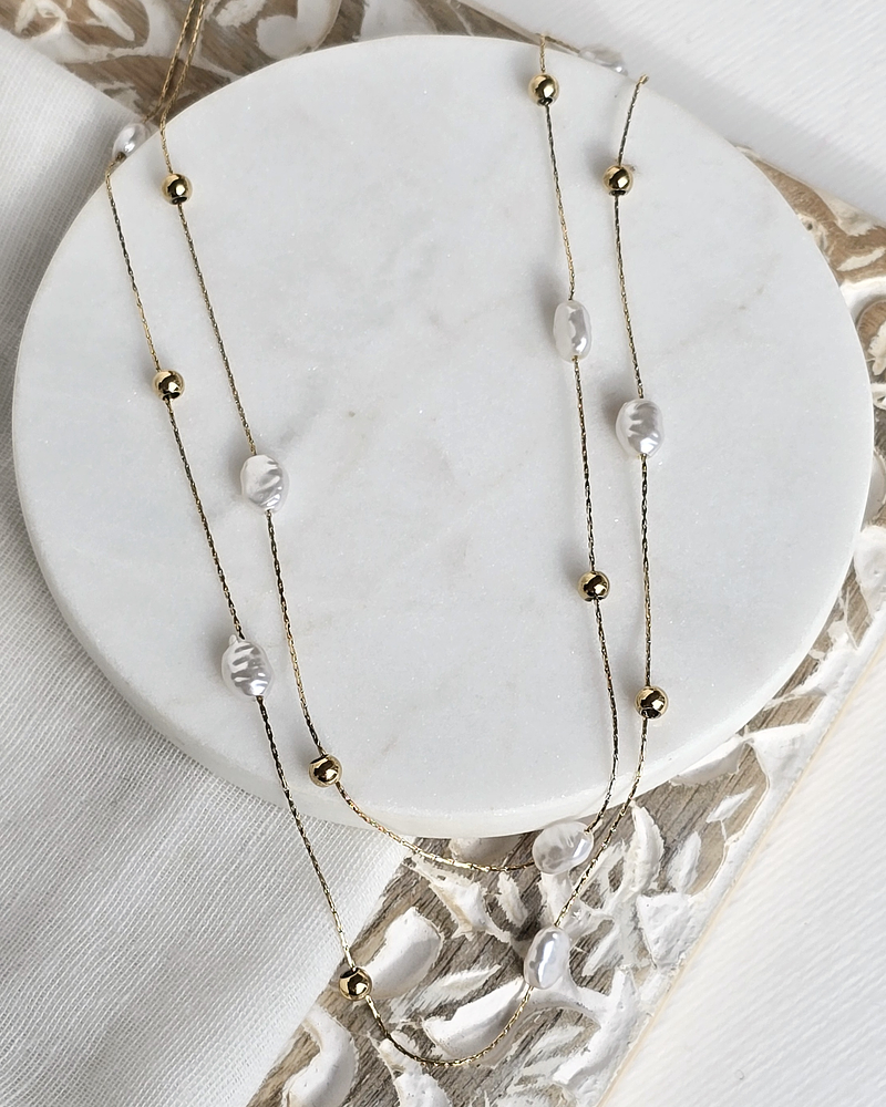 Collar doble de perlas y detalles dorados