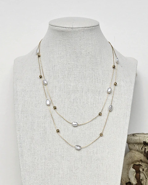 Collar doble de perlas y detalles dorados