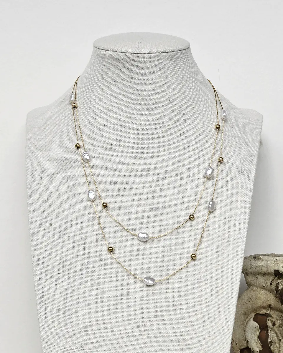 Collar doble de perlas y detalles dorados 2