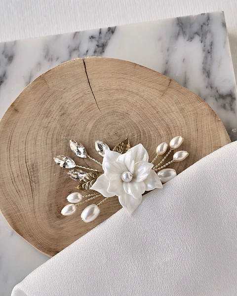 Pin de hoja metálica con flor de porcelana gold