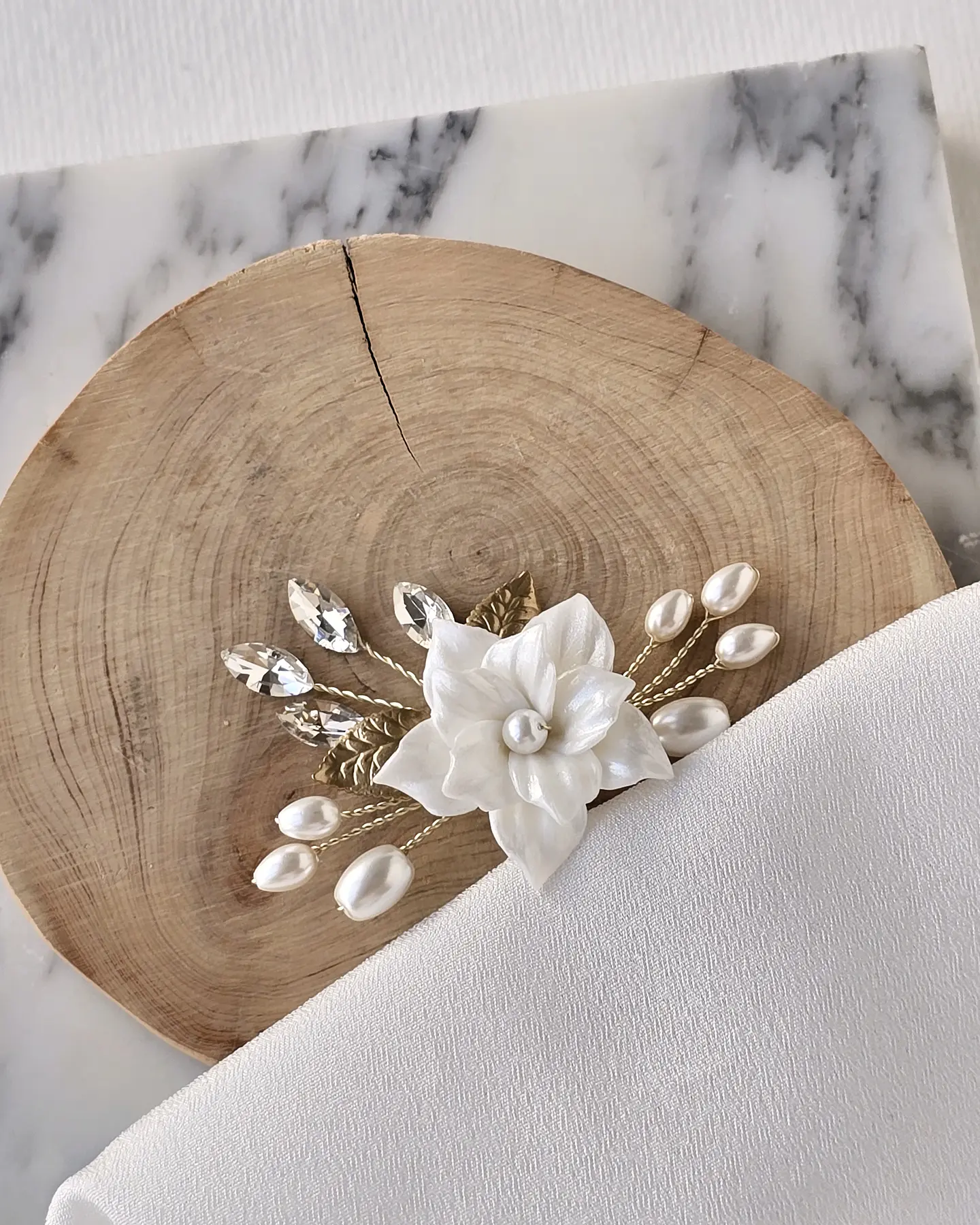Pin de hoja metálica con flor de porcelana gold 1