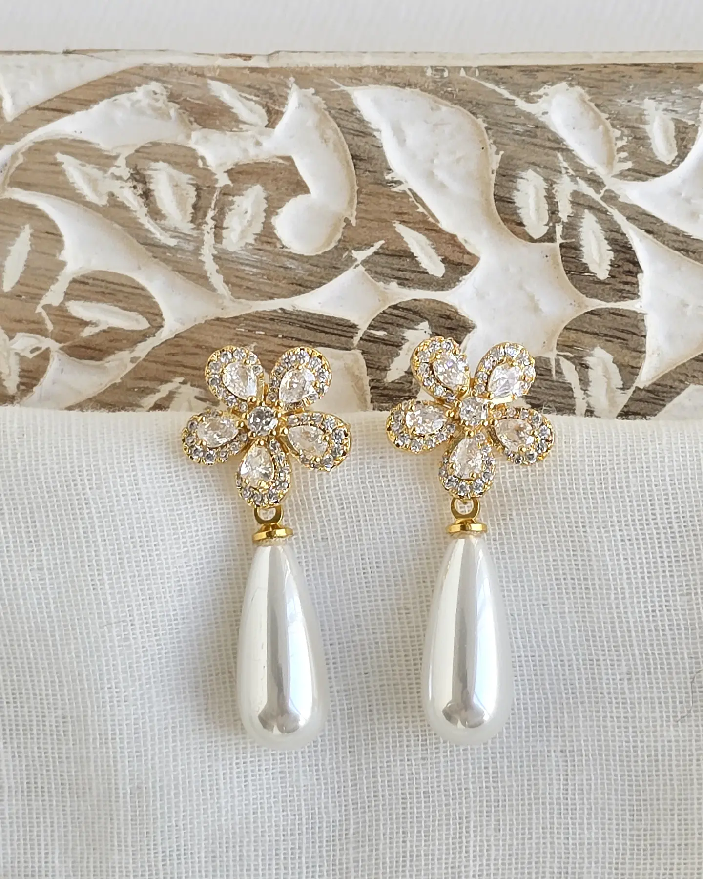 Aros flor circonita y perla alargada 2