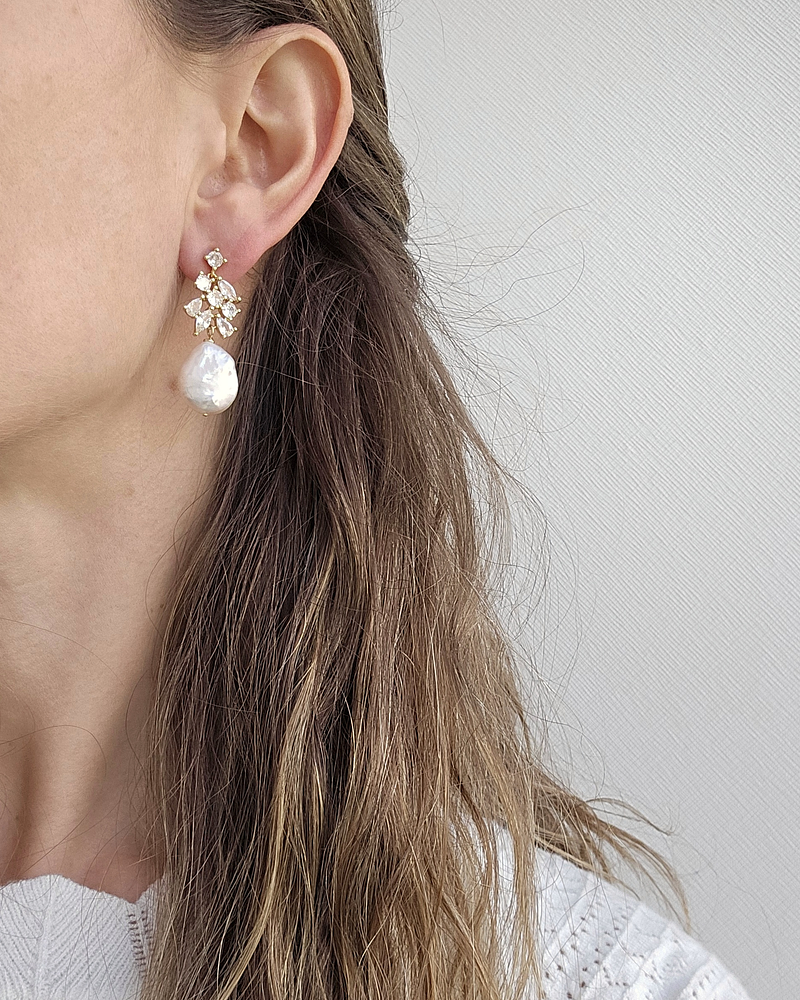 Aros circonitas y perla barroca