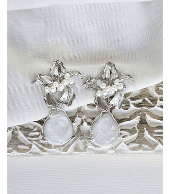 Aros de flor bordado perla y perla de gota