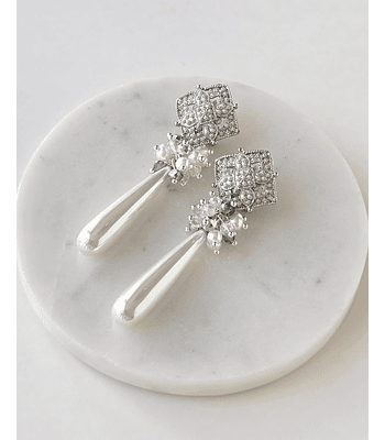 Aros con perla larga de fantasía y racimo