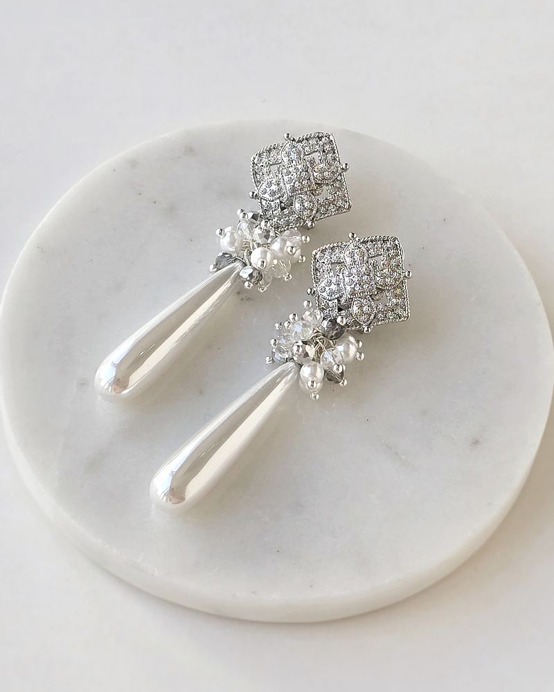 Aros con perla larga de fantasía y racimo