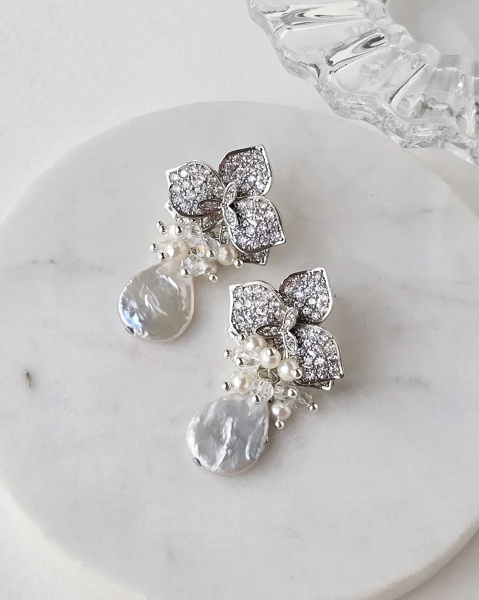Aros de orquídea con micro circonitas perla barroca y racimo 3