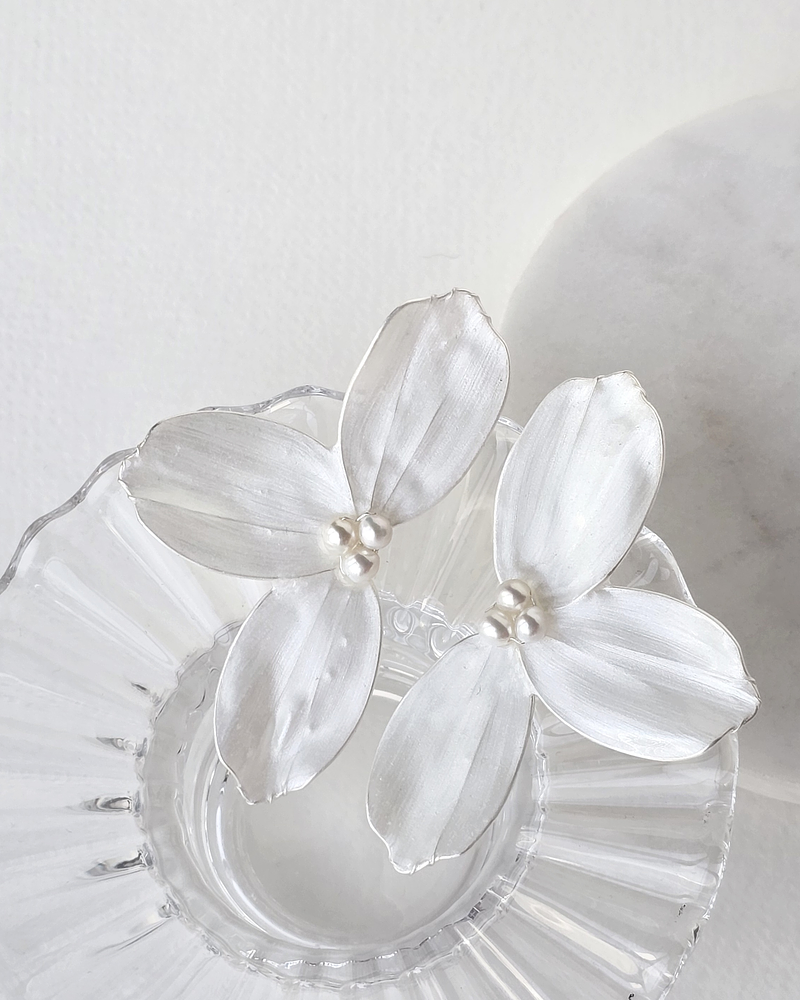 Aros media flor cristalizada plateada