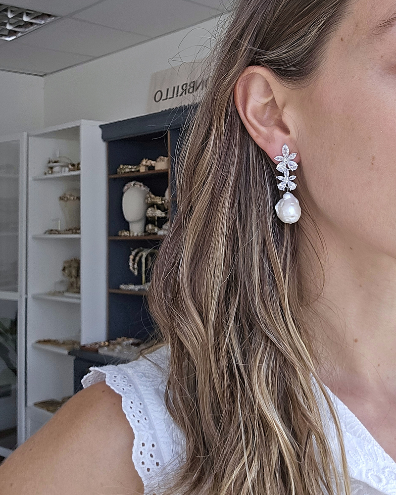 Aros dos flores circonitas con perla barroca