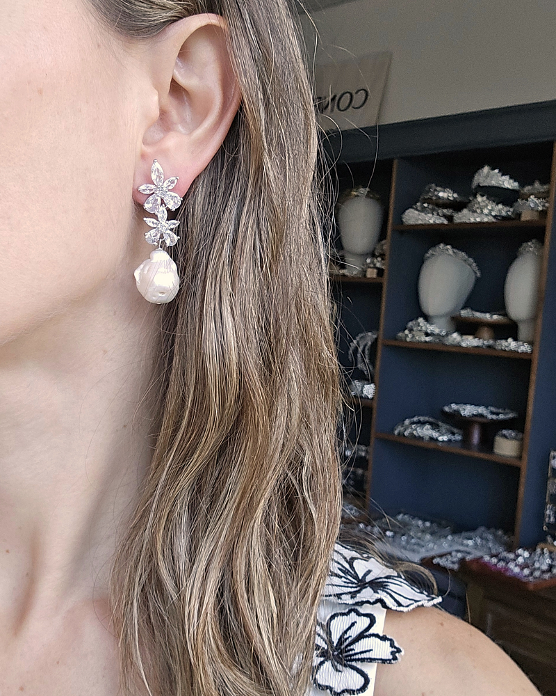 Aros dos flores circonitas con perla barroca