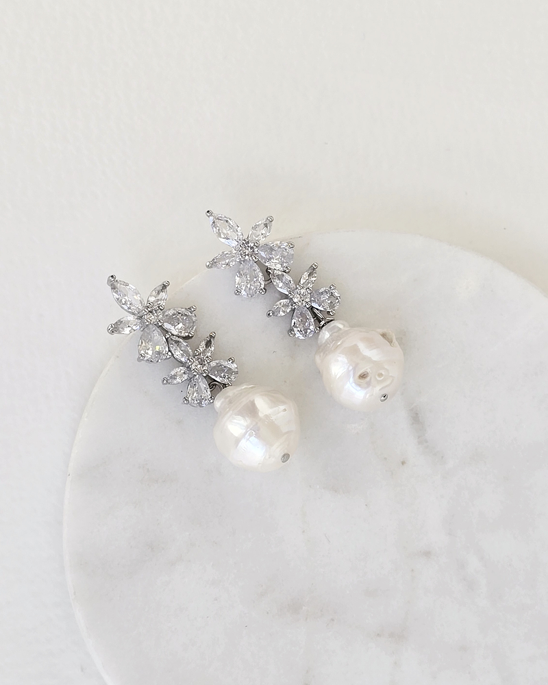 Aros dos flores circonitas con perla barroca