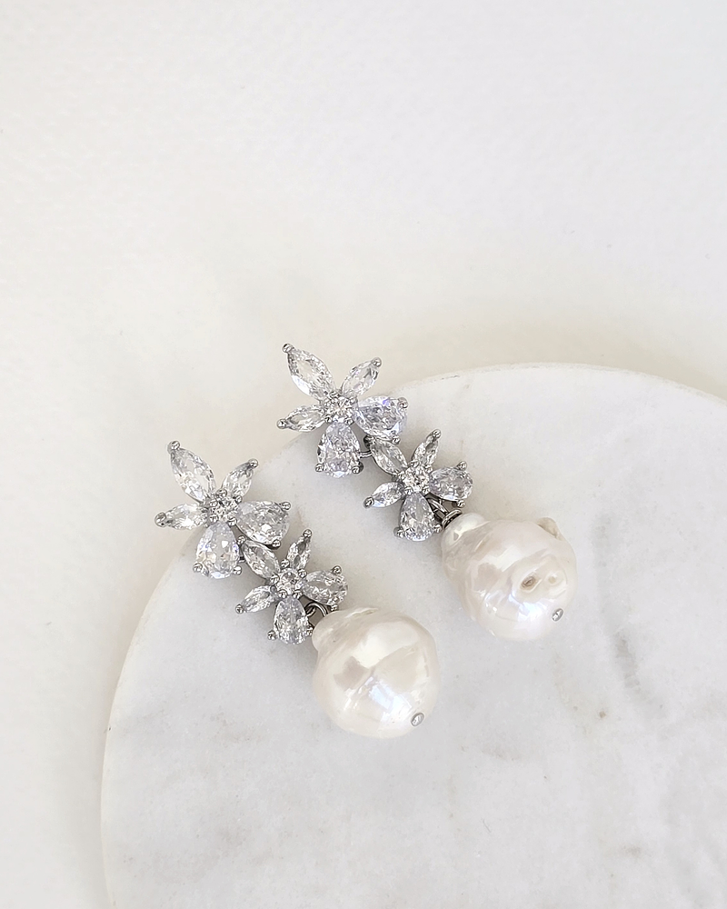 Aros dos flores circonitas con perla barroca