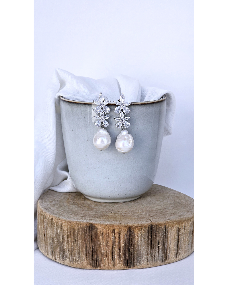 Aros dos flores circonitas con perla barroca