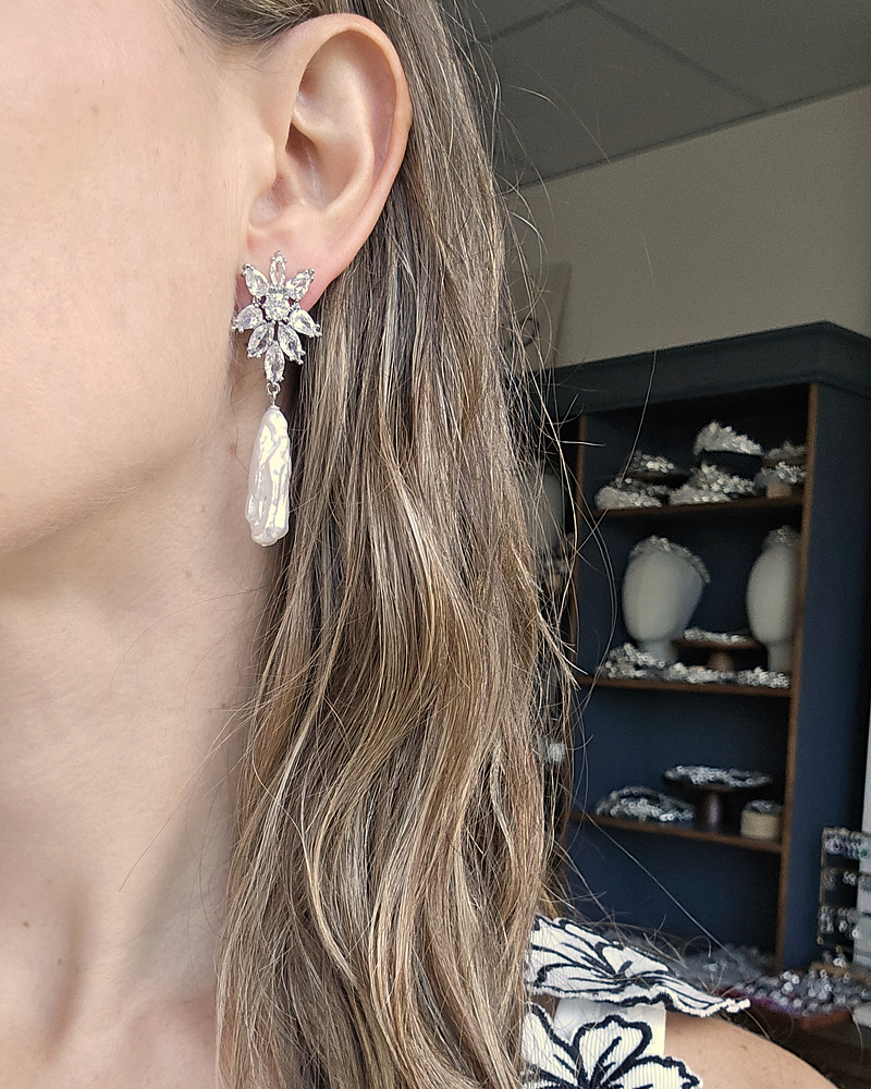 Aros flor circonitas con perla barroca alargada