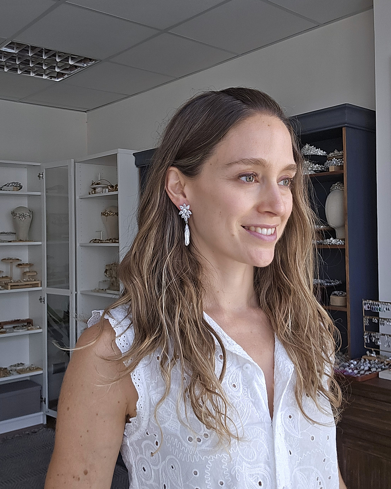 Aros flor circonitas con perla barroca alargada