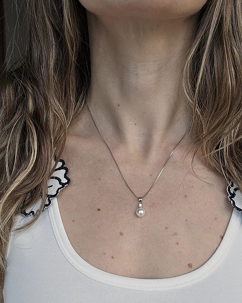 Collar con colgante de circón y perla