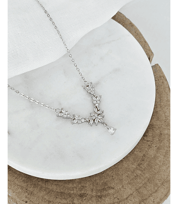 Collar con flores y hojas de circonita