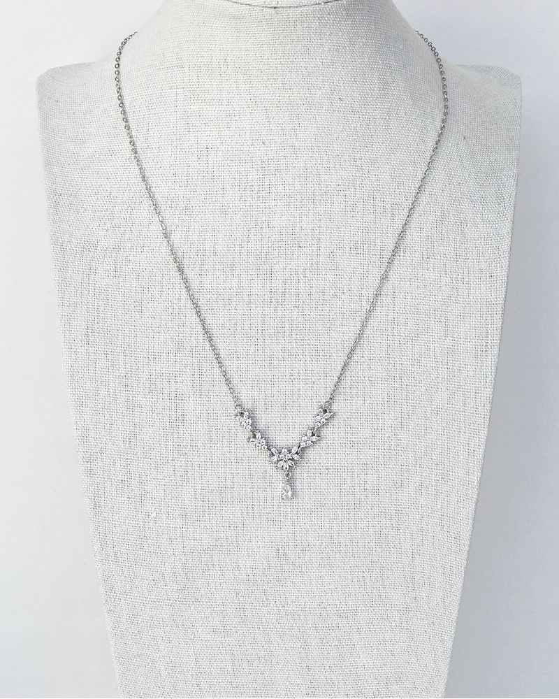 Collar con flores y hojas de circonita