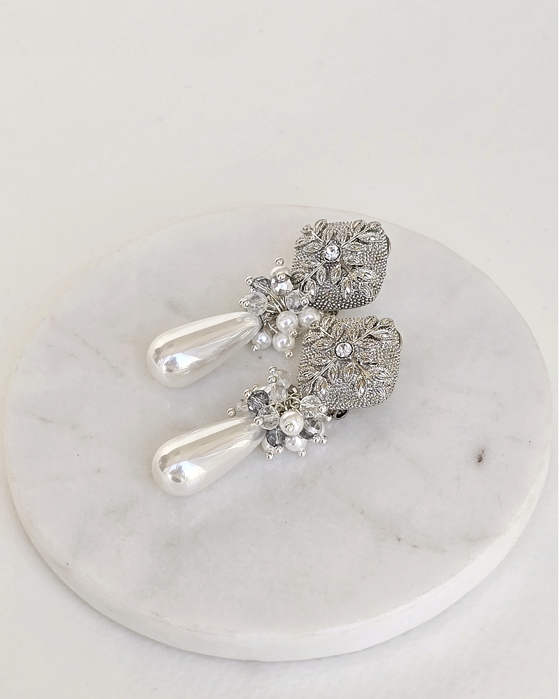 Aros vintage con perla y racimo