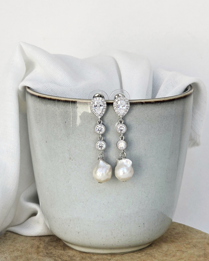 Aros clásicos circonitas y perla barroca