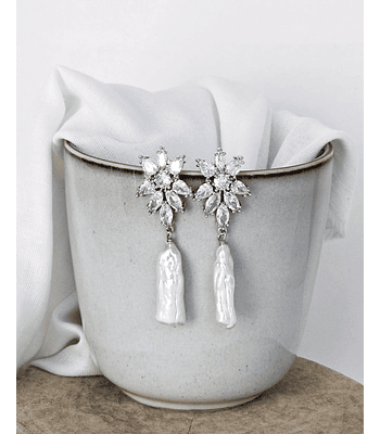 Aros flor circonitas con perla barroca alargada
