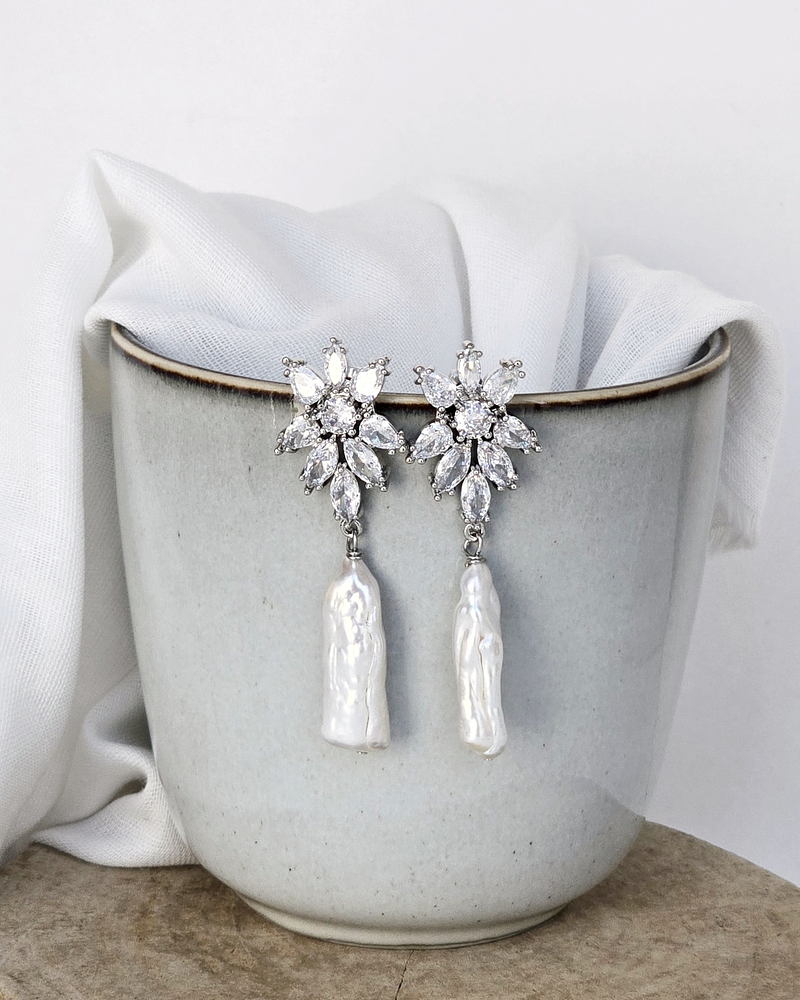 Aros flor circonitas con perla barroca alargada