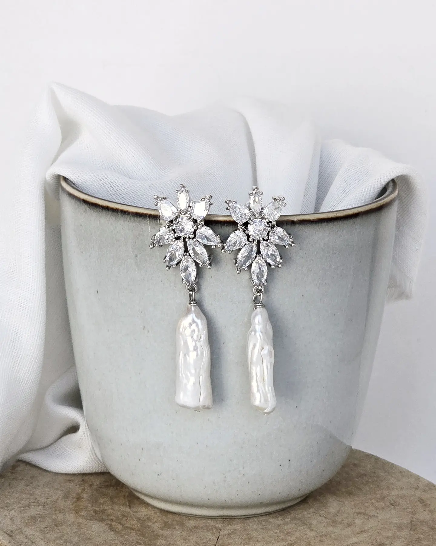 Aros flor circonitas con perla barroca alargada 1