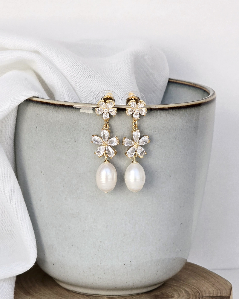 Aros con doble flor de circonitas y perla natural
