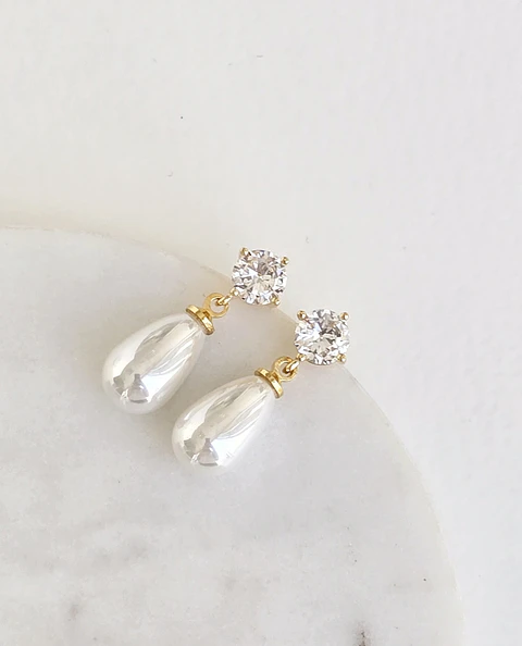 Aros clásicos de circón con perla oro
