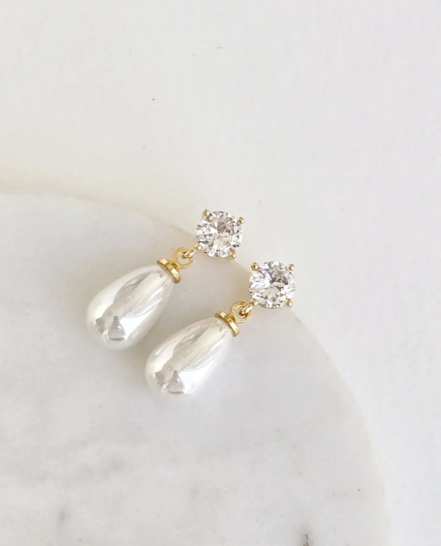 Aros clásicos de circón con perla oro 1