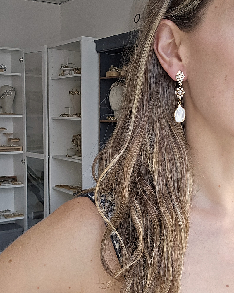 Aros largos retro circonitas y perla