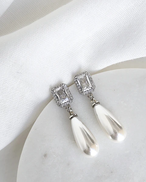 Aros clásicos de circón y perla mediana plata