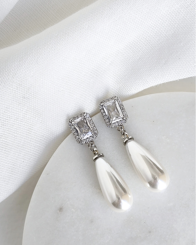 Aros clásicos de circón y perla mediana plata