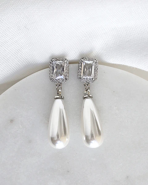 Aros clásicos de circón y perla mediana plata
