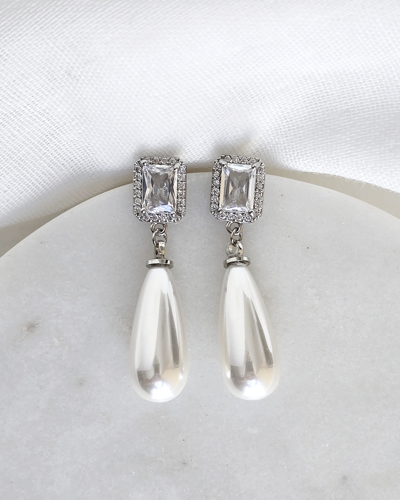 Aros clásicos de circón y perla mediana plata