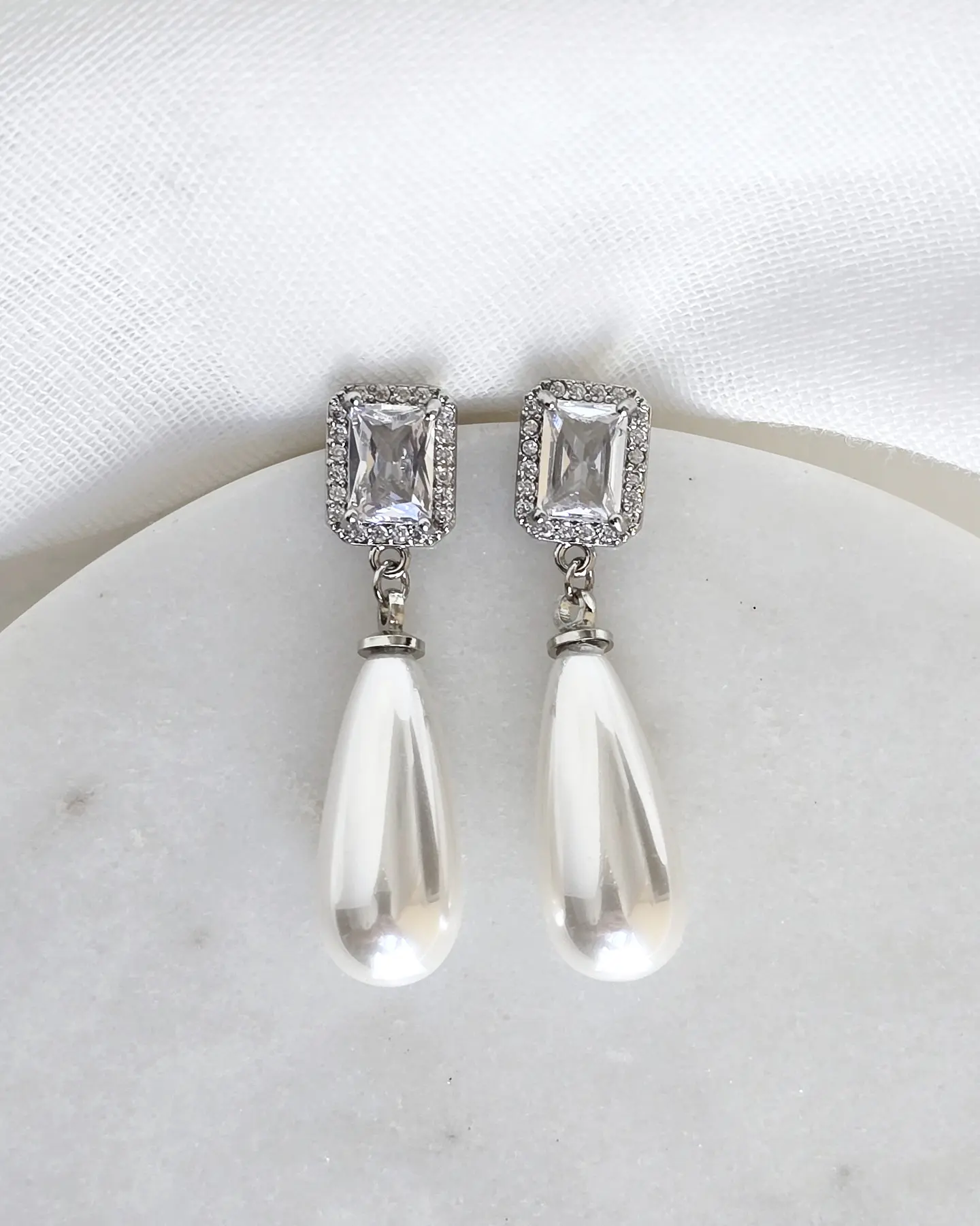 Aros clásicos de circón y perla mediana plata 2