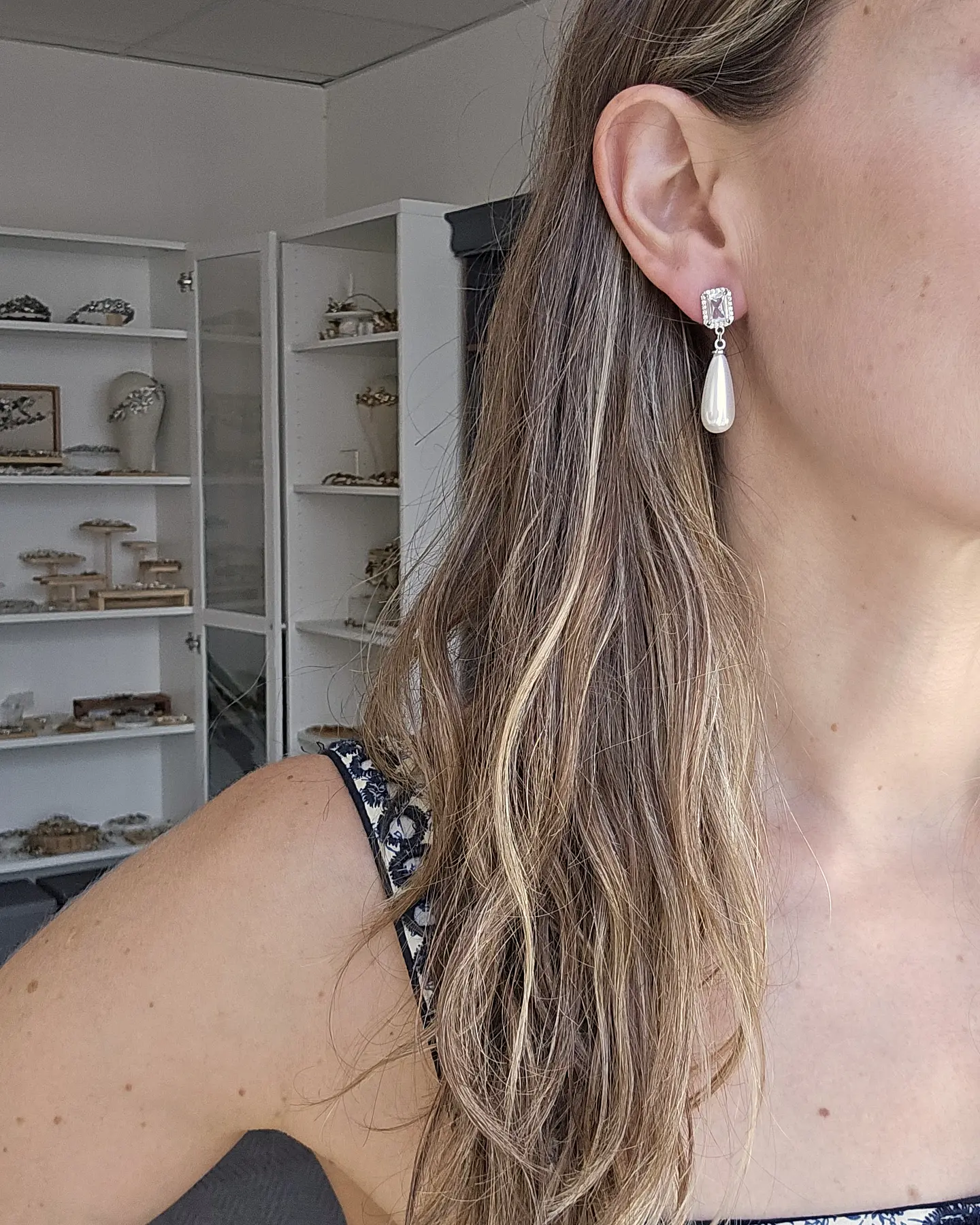 Aros clásicos de circón y perla mediana plata 4
