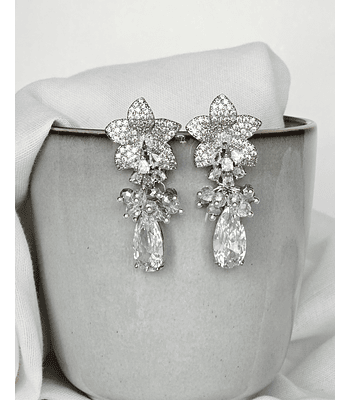 Aros de flor con circón y racimo