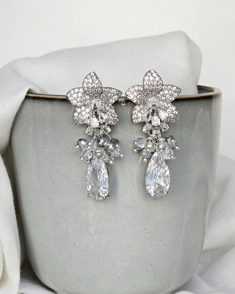 Aros de flor con circón y racimo