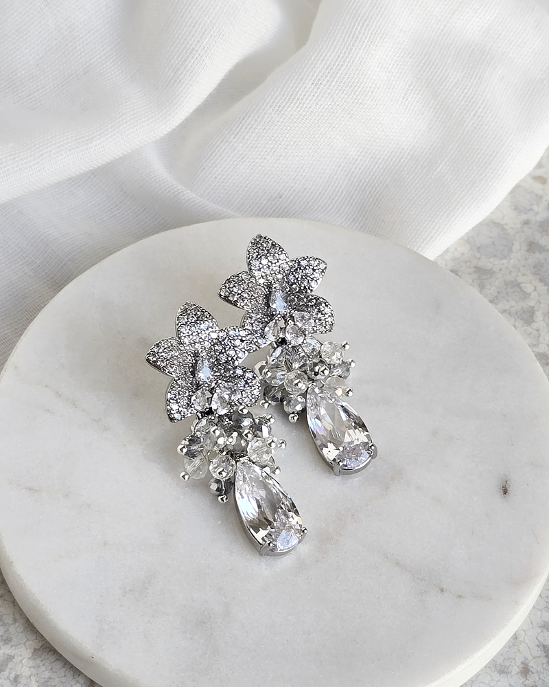 Aros de flor con circón y racimo