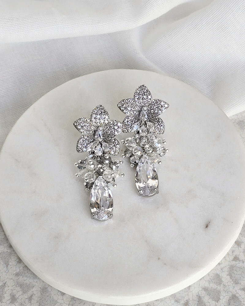 Aros de flor con circón y racimo