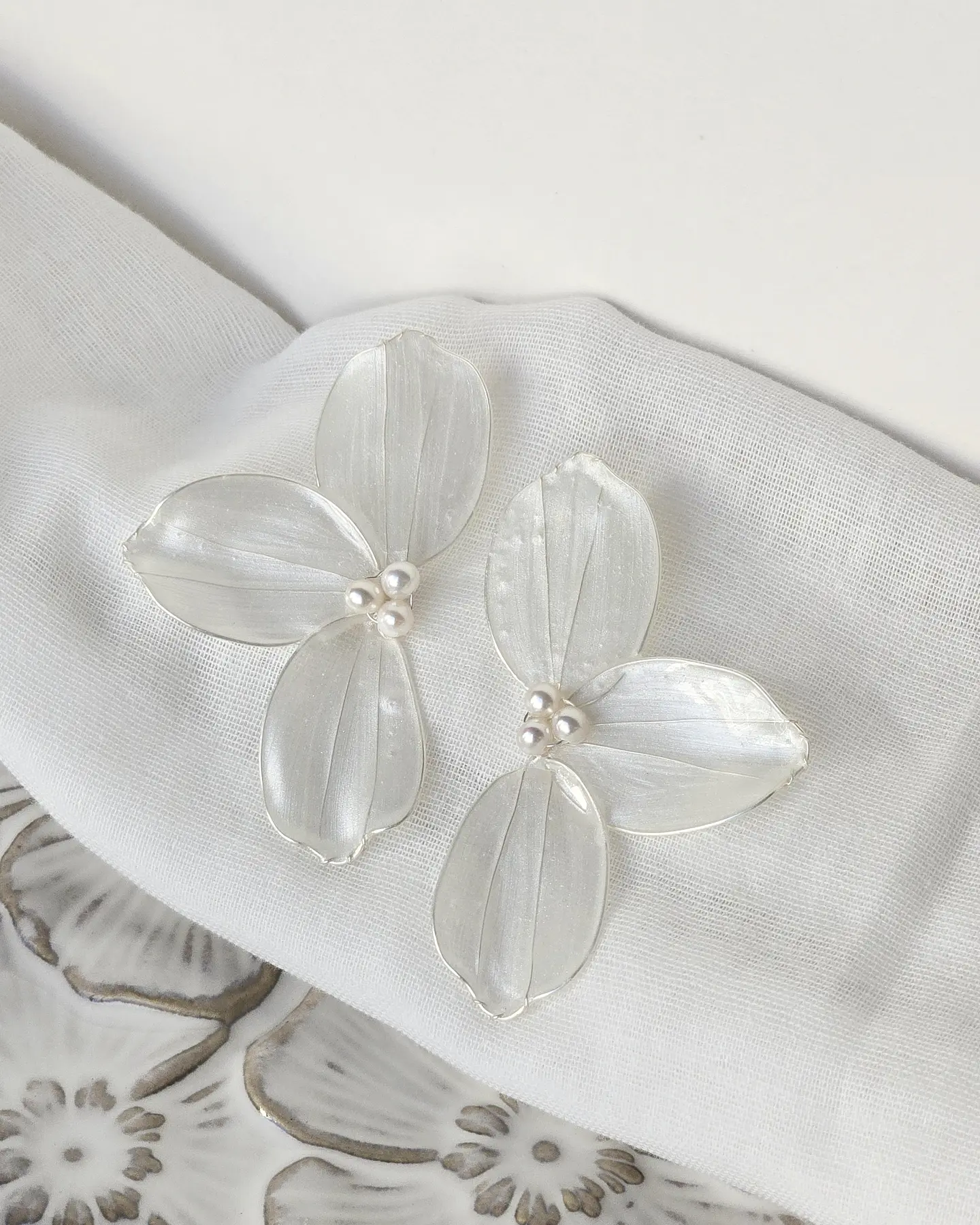Aros media flor cristalizada plateada 1