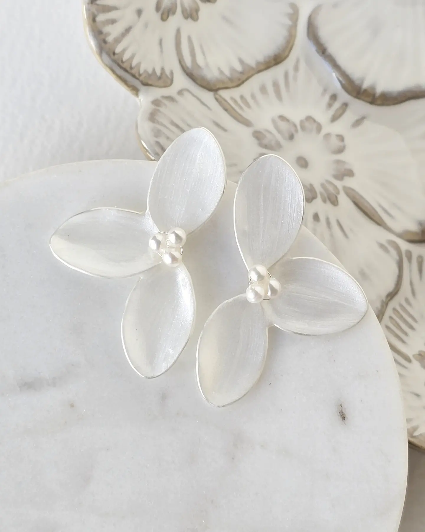 Aros media flor cristalizada plateada pequeña 3