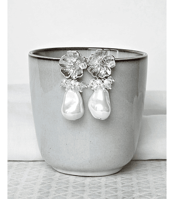 Aros flor plateada con perla barroca y racimo
