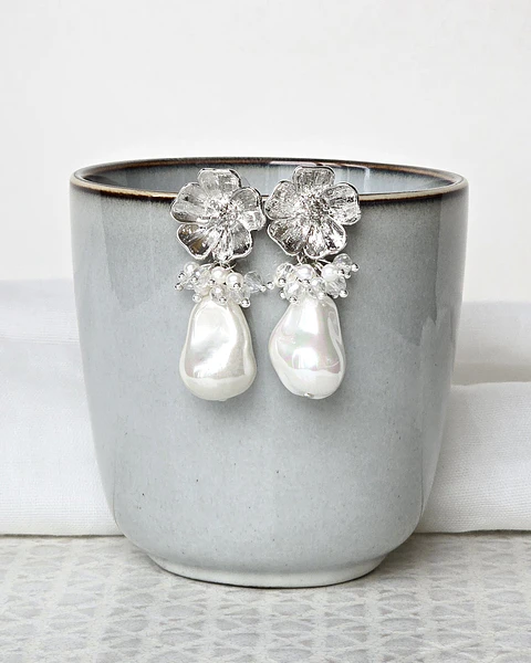 Aros flor plateada con perla barroca y racimo