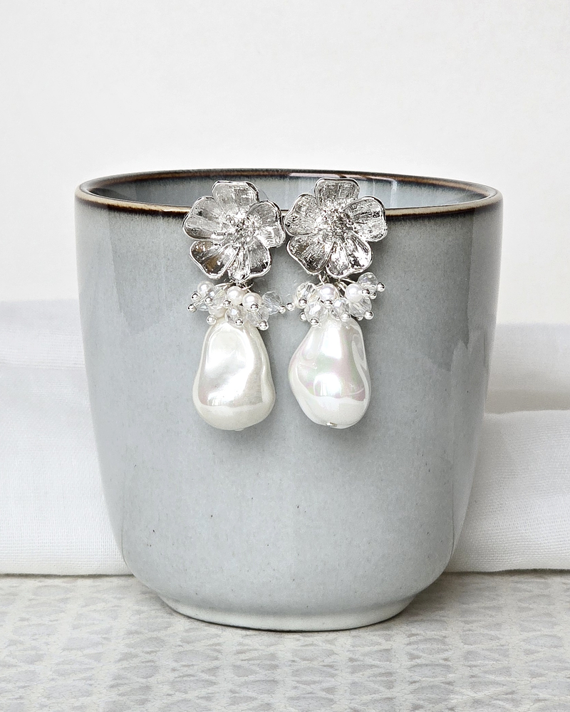 Aros flor plateada con perla barroca y racimo