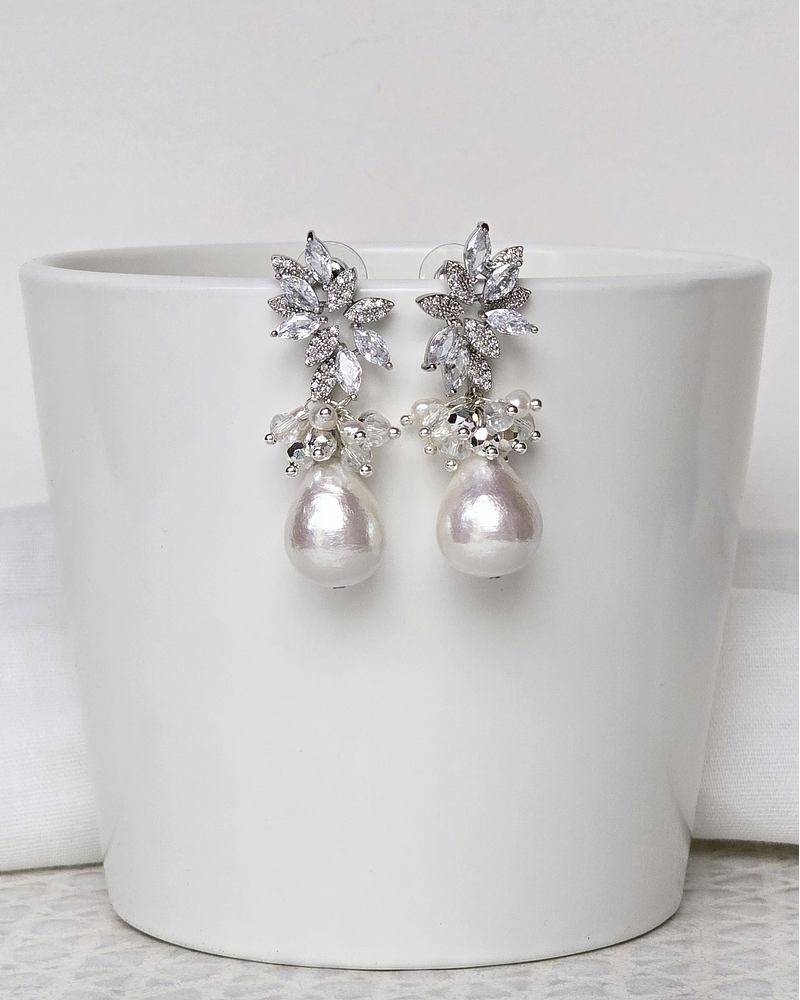 Aros circonitas, racimo y perla de algodón