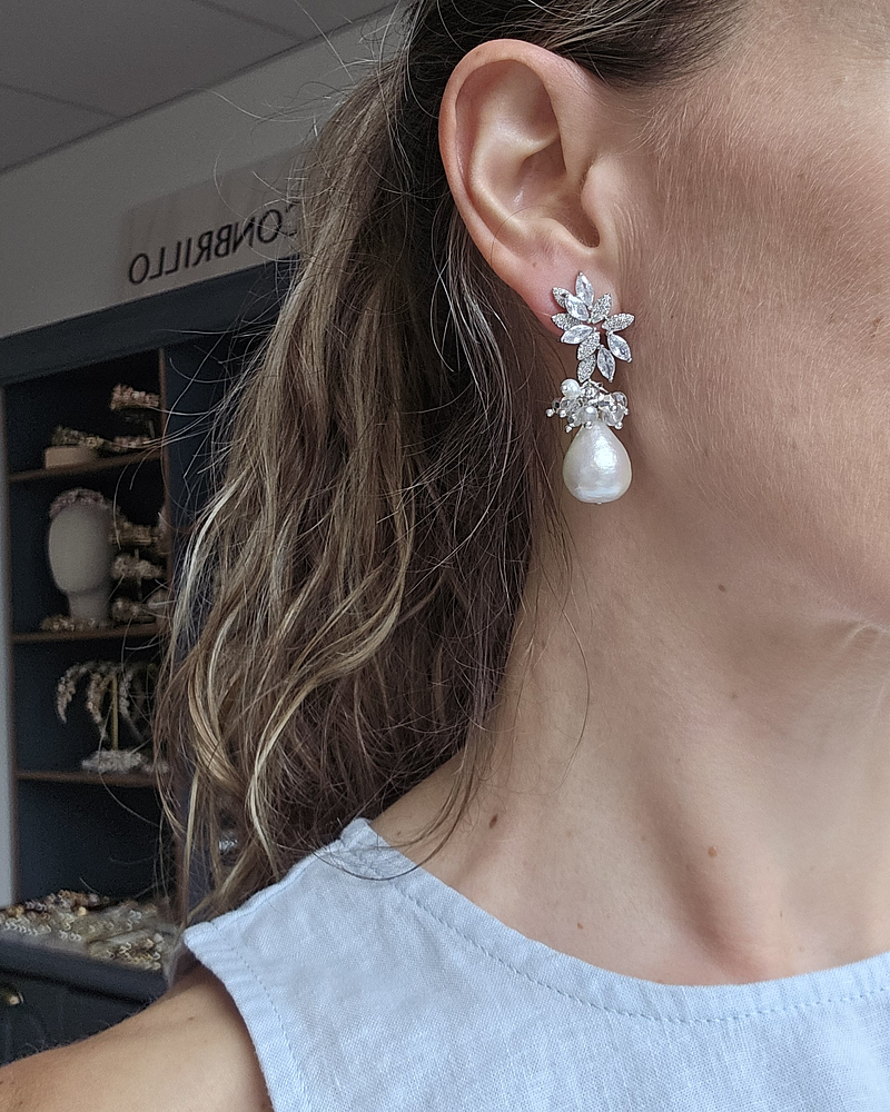 Aros circonitas, racimo y perla de algodón