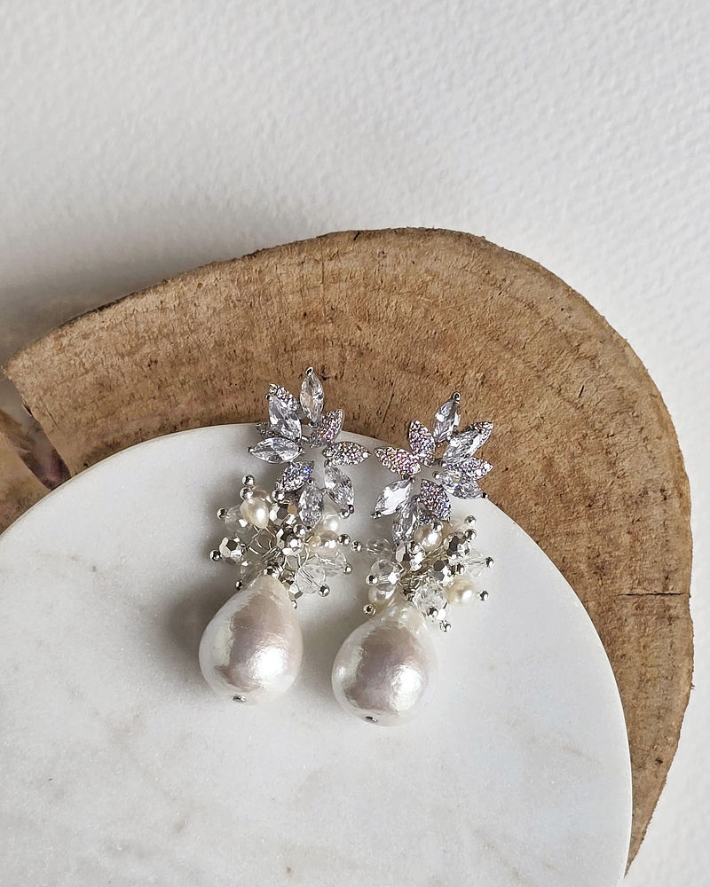 Aros circonitas, racimo y perla de algodón