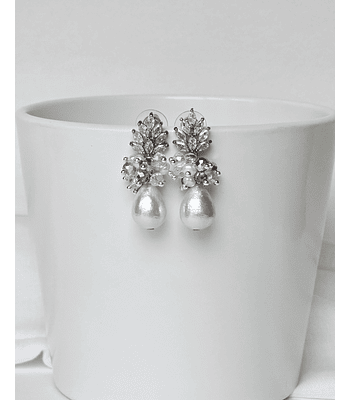 Aros de circonitas, perla de algodón y racimo